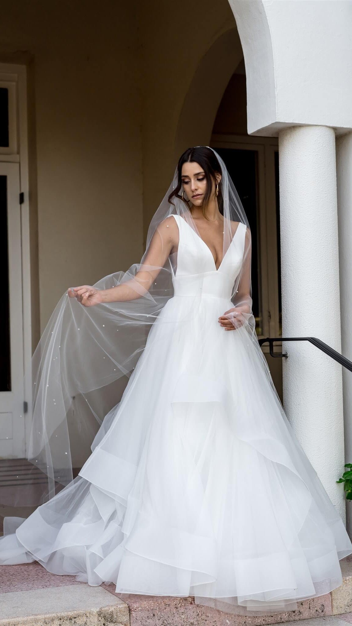Lola Soft Tulle Scattered Pearls Veil